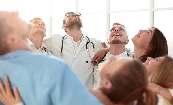 De près. groupe de médecins heureux debout dans un cercle — Photo