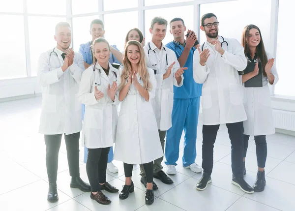 Счастливая группа медицинских работников, демонстрирующих свой успех . — стоковое фото