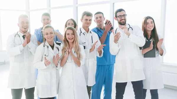 Felice gruppo di professionisti medici che mostrano il loro successo . — Foto Stock