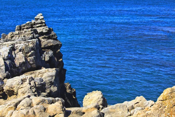 岩石の多い海岸の海に拡張 — ストック写真