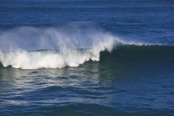 Tengeri surf nagy hullám szünet a tengerparton — Stock Fotó