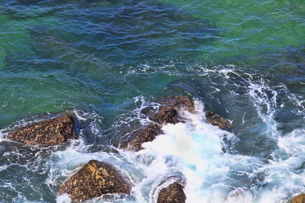 Ola marina rompe contra piedra en alta mar — Foto de Stock