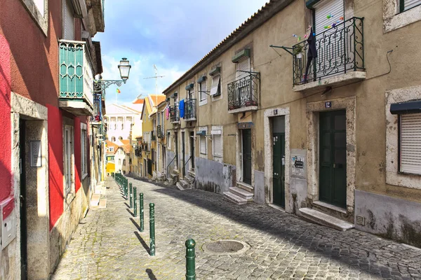 Улица в старом городе Лиссабона, Португалия — стоковое фото