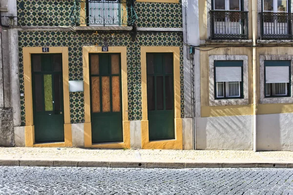 Rua na cidade velha de Lisboa, Portugal — Fotografia de Stock