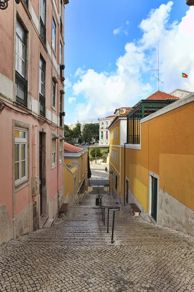 Calle en el casco antiguo de Lisboa, Portugal —  Fotos de Stock