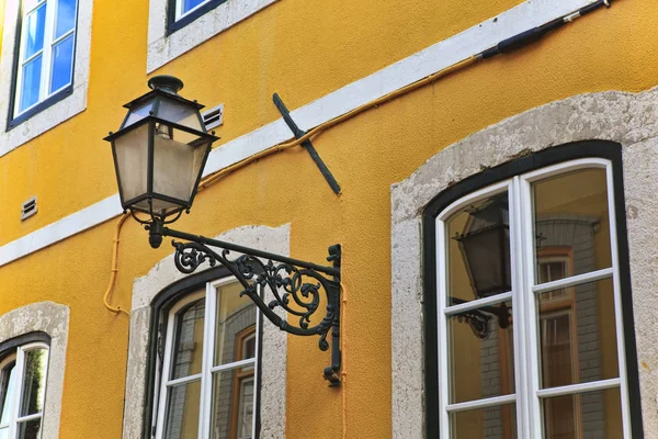 Edifício antigo em Lisboa, Portugal — Fotografia de Stock