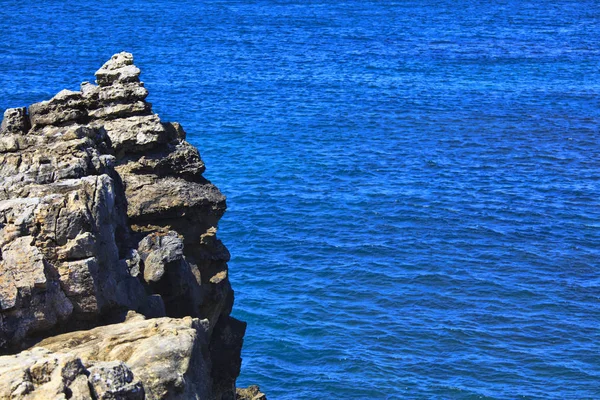 Скелястий берег, розширюючи в море — стокове фото