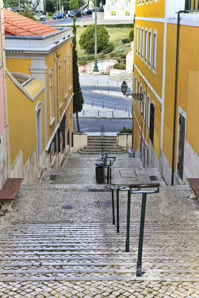 Старая лестница в Лиссабоне — стоковое фото