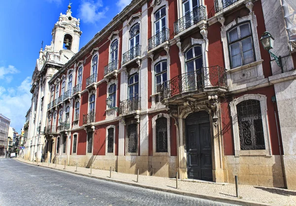 Calle en el casco antiguo de Lisboa, Portugal — Foto de Stock