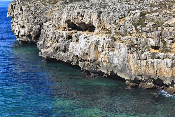 Rocky Coast Extending into the Sea — Stock Photo, Image