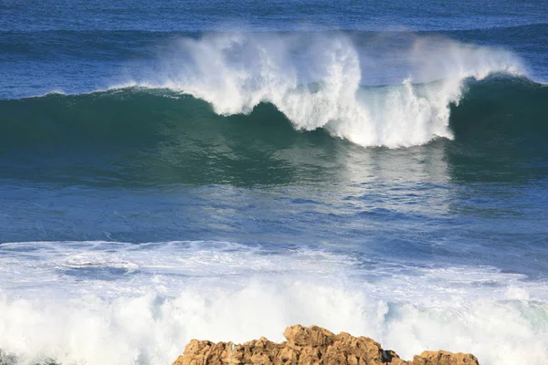 Морський серфінг велика хвиля на береговій лінії — стокове фото