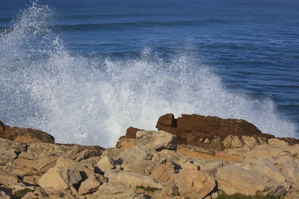 Le onde marine si rompono contro la pietra offshore — Foto Stock