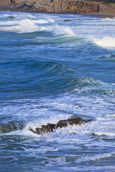 Rotsachtige kust tot in de zee — Stockfoto