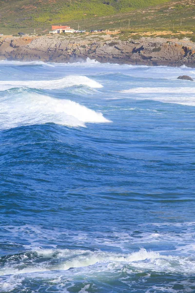 Rotsachtige kust tot in de zee — Stockfoto