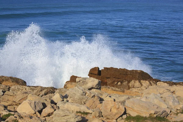 Marine wave breaks against offshore stone — Stock Photo, Image