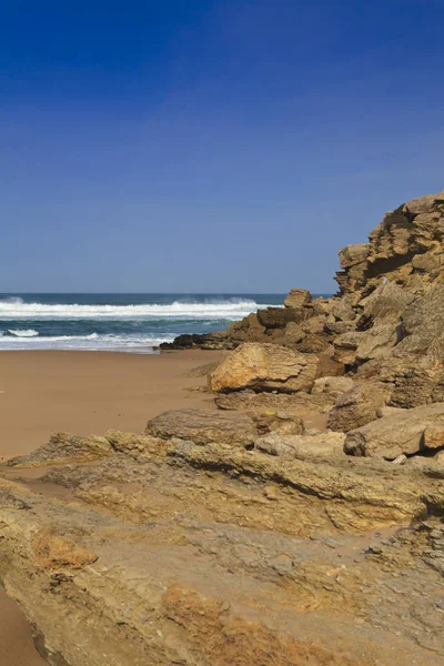 De rotsachtige kust gezien in Sintra Portugal — Stockfoto