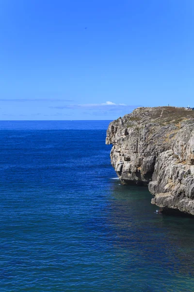 Côte rocheuse s'étendant dans la mer — Photo