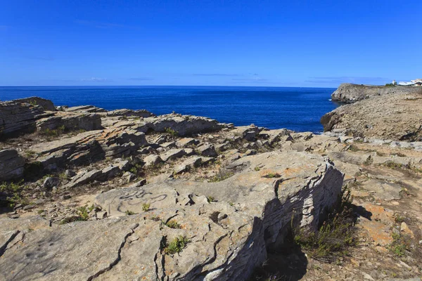 Costa Rochosa estendendo-se para o mar — Fotografia de Stock