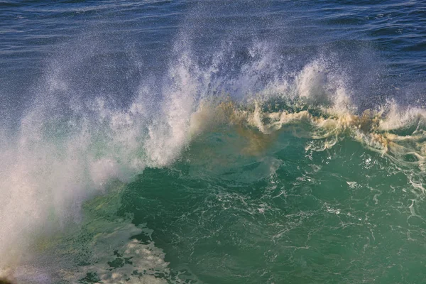 Tengeri surf nagy hullám szünet a tengerparton — Stock Fotó