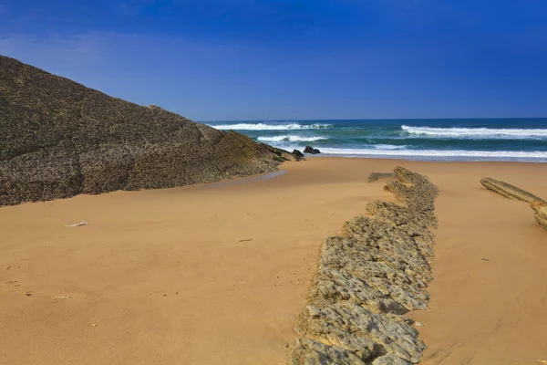 De rotsachtige kust gezien in Sintra Portugal — Stockfoto