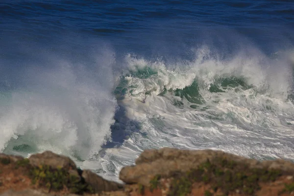 Ola marina rompe contra piedra en alta mar —  Fotos de Stock