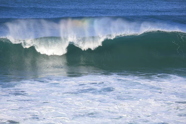 Zee surf grote golf breken op de kust — Stockfoto