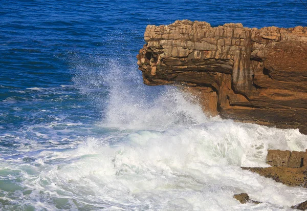 沖の石に対して海洋波改 — ストック写真