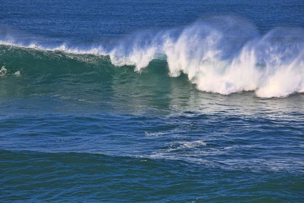 Büyük dalga sörf deniz sahil şeridi üzerinde break — Stok fotoğraf
