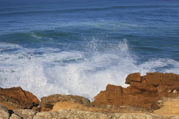 Морская волна ударяет по морскому камню — стоковое фото