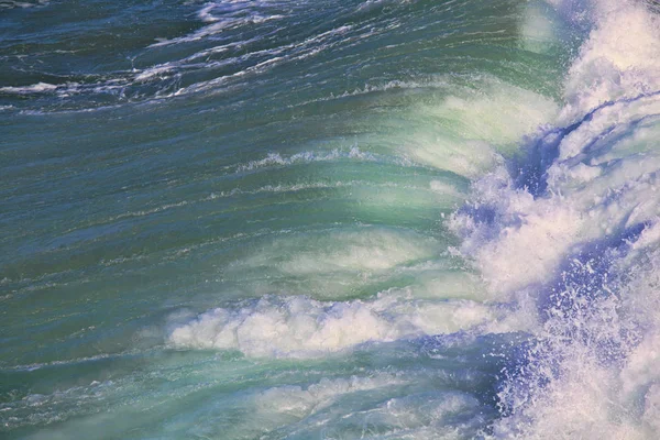 Mar surf grande onda quebrar na costa — Fotografia de Stock