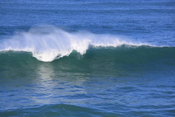 Морской серфинг большая волна ломается на побережье — стоковое фото