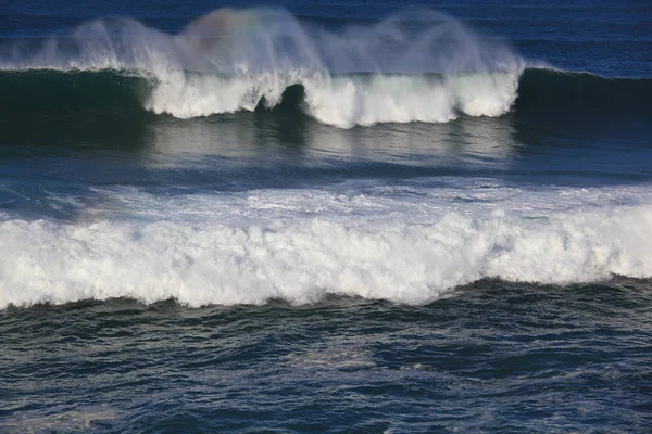 Mar surf grande onda quebrar na costa — Fotografia de Stock