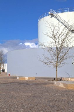 tank sahası demir merdiven ile beyaz tankları 