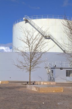 tank sahası demir merdiven ile beyaz tankları 