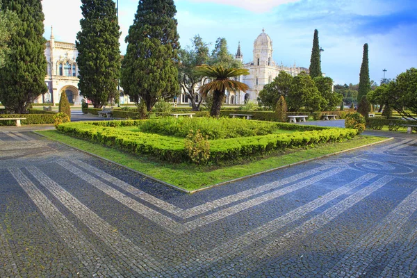 Парк перед монастырем Джеронимос, Лиссабон — стоковое фото
