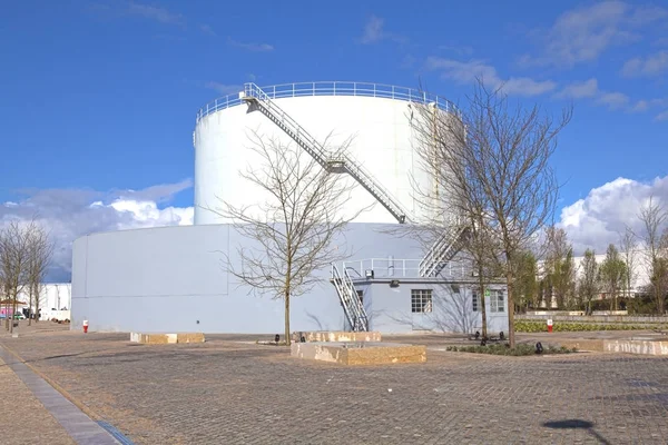 tank sahası demir merdiven ile beyaz tankları 