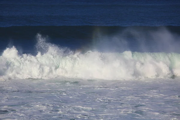 Tengeri surf nagy hullám szünet a tengerparton — Stock Fotó