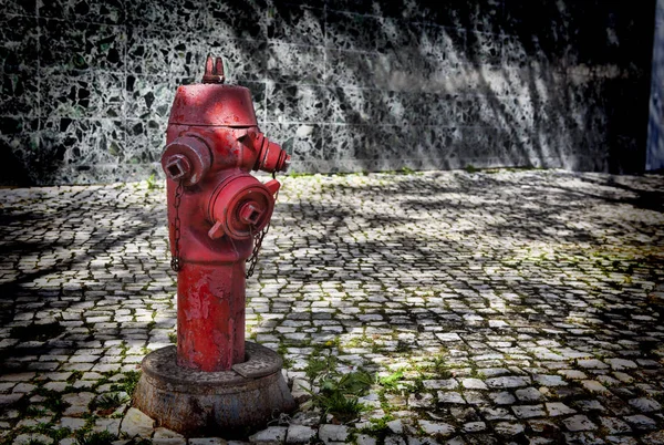 Bouche d'incendie rouge à Lisbonne Portugal — Photo