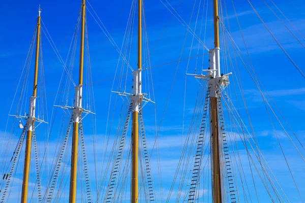 Yacht mast mot blå sommarhimmel — Stockfoto