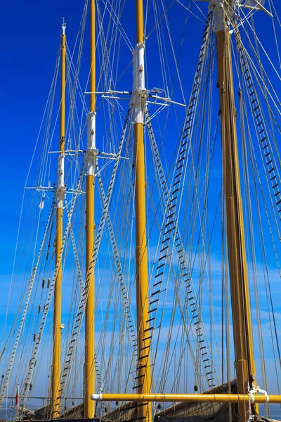Яхта мачта против голубого летнего неба — стоковое фото