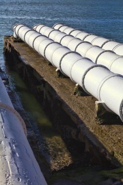 A yakın çekim büyük kanalizasyon boruları