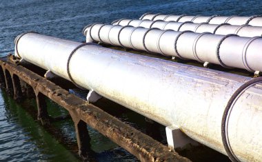 A yakın çekim büyük kanalizasyon boruları