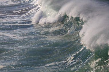 büyük dalga sörf deniz sahil şeridi üzerinde break