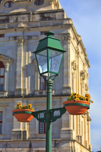 Lámpara de calle típica de metal en Mafra (Portugal ) — Foto de Stock