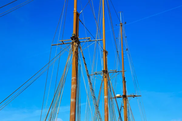 Yachtmast vor blauem Sommerhimmel — Stockfoto