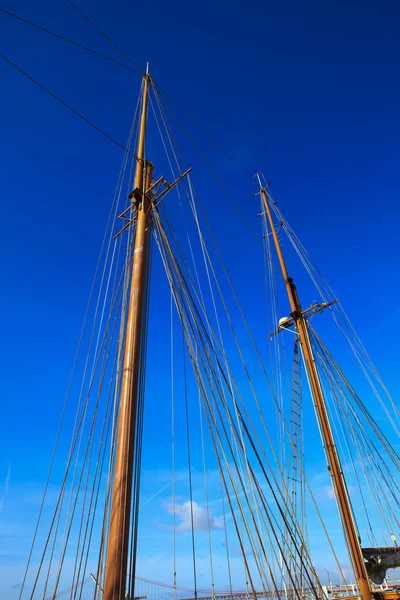 Yacht árboc ellen, blue-nyári ég — Stock Fotó