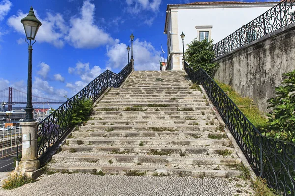 Gamla trappor i Lissabon — Stockfoto