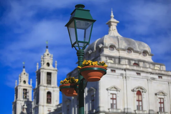 Lámpara de calle típica de metal en Mafra (Portugal ) — Foto de Stock