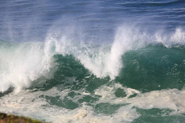 Meeresbrandung großer Wellenbruch an der Küste — Stockfoto