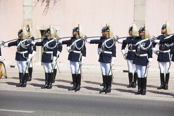 LISBON - APRIL 16: The Changing Guard Ceremony takes place in Pa — Stock Photo, Image